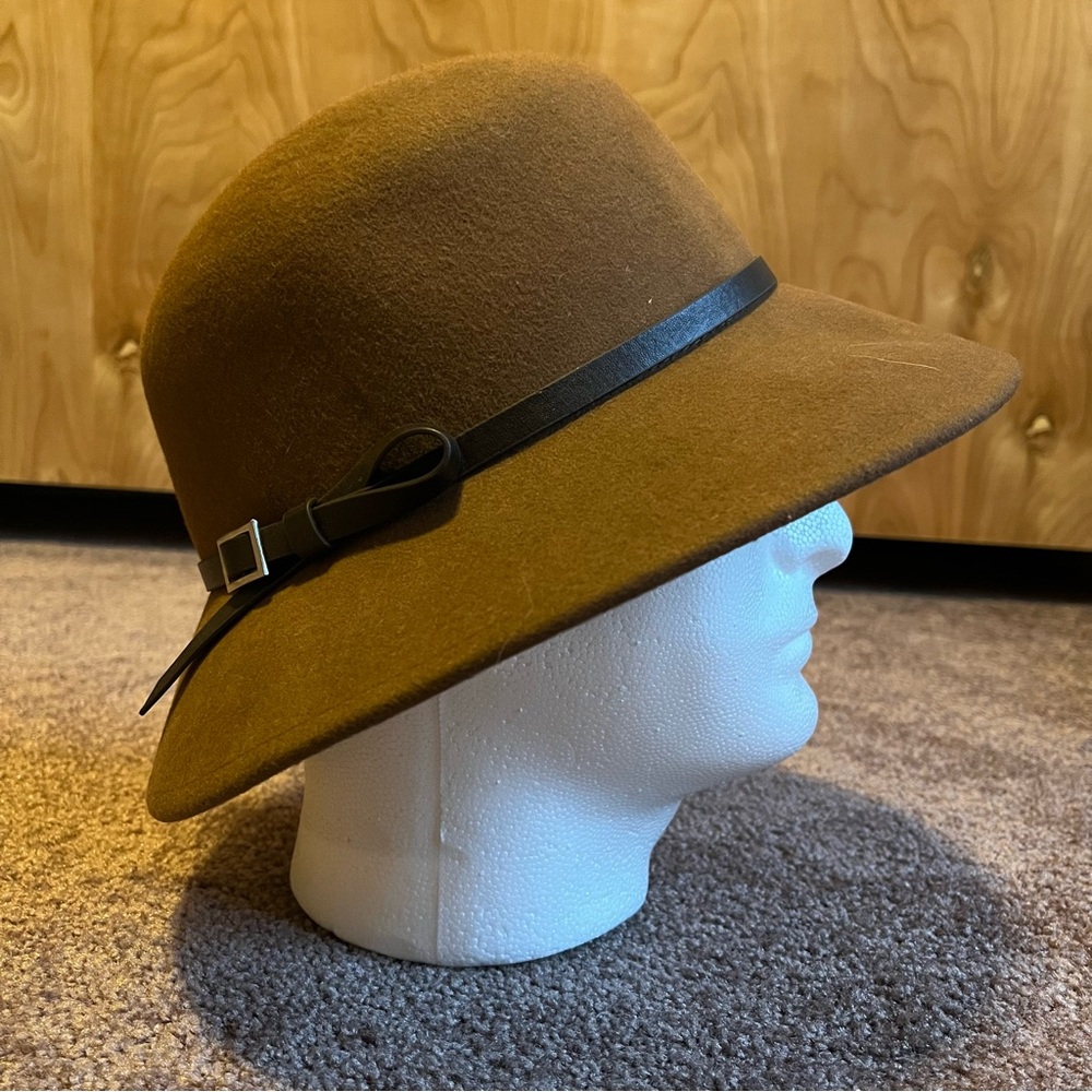 Nine West Brand Short-Brimmed Hat with Dark Brown Band